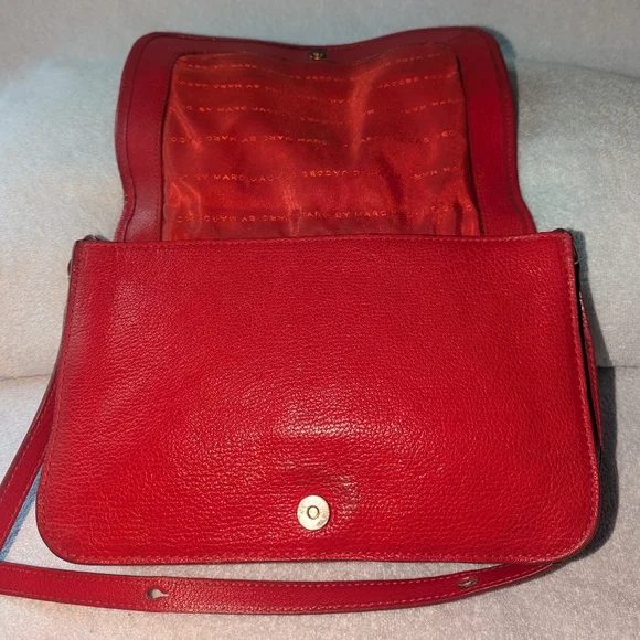Vintage Marc by Marc Jacobs red leather shoulder messenger bag. - Picture 6 of 12
